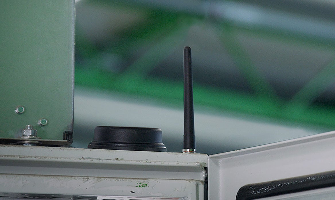 Nahaufnahme einer schwarzen Antenne mit silbernem Anschluss an Maschine – Antennentechnik Grundlagen von der Schildknecht AG