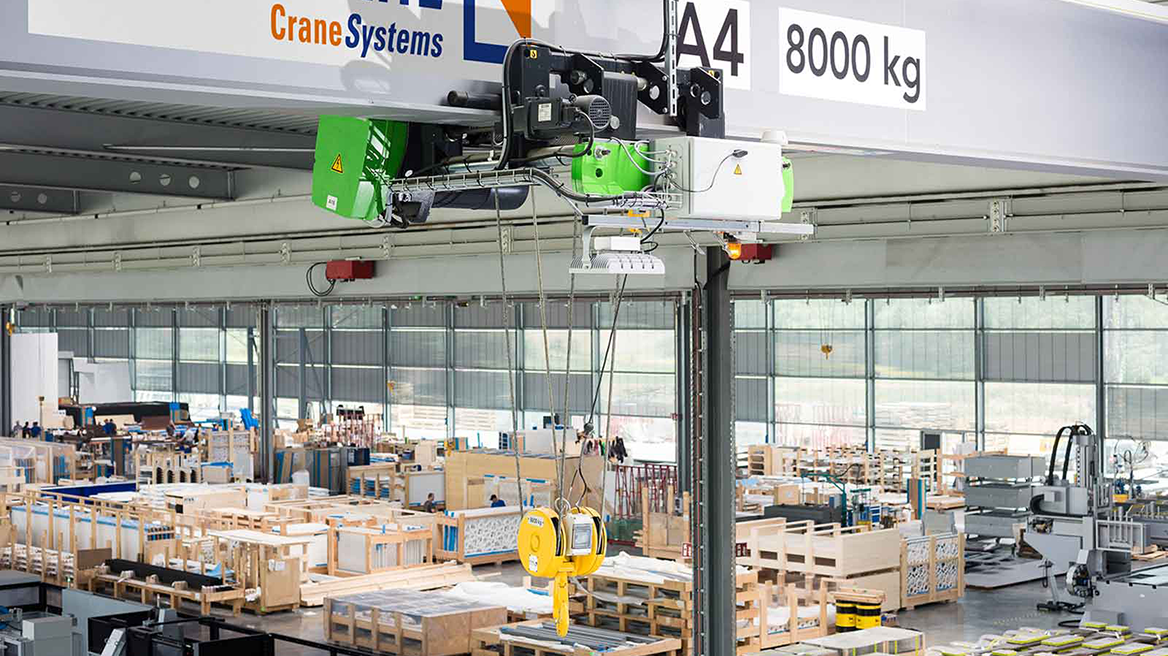 Gantry crane in industrial hall uses Wireless Ethernet radio systems from Schildknecht AG for reliable control