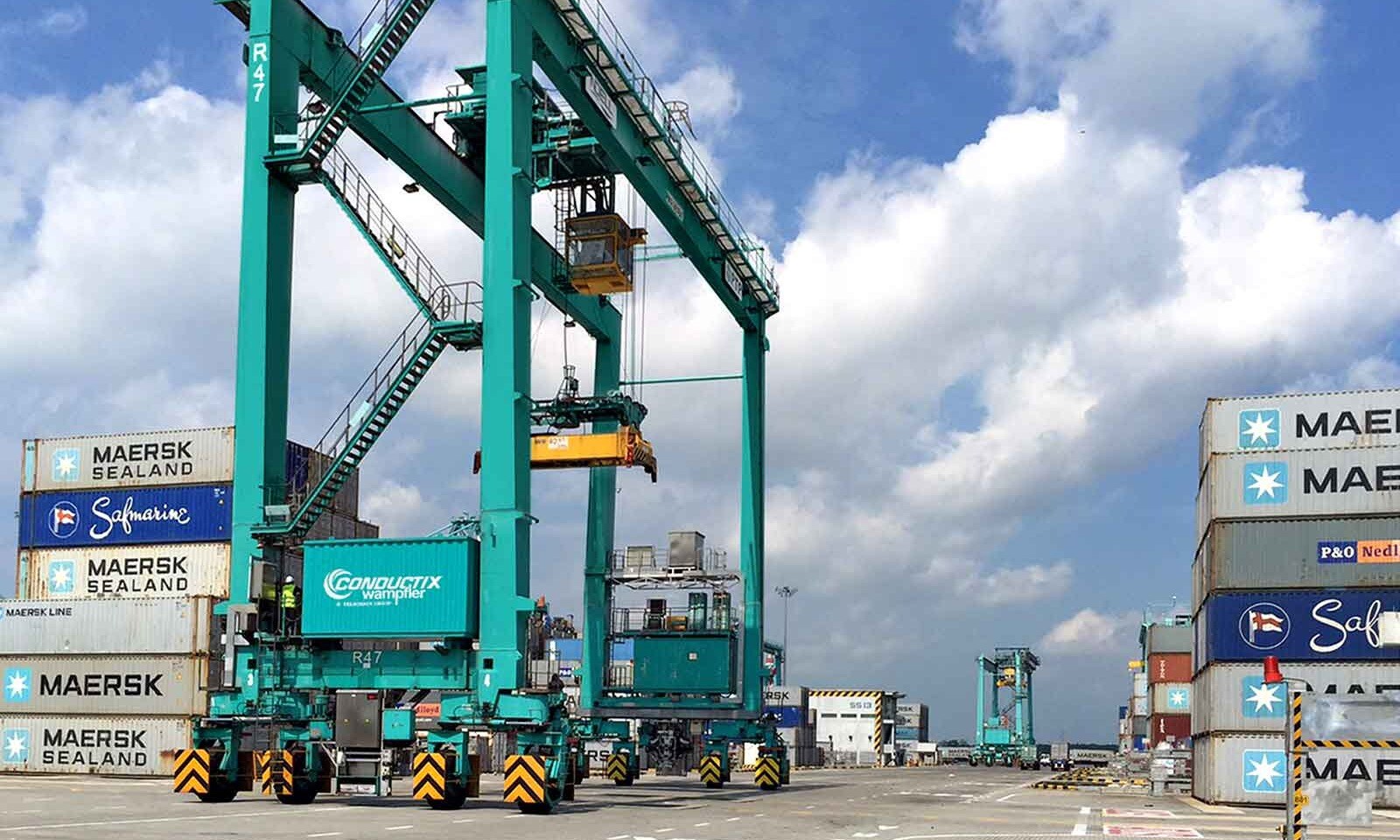 Container crane in port with containers using DATAEAGLE wireless systems for Wireless Ethernet/IP from Schildknecht AG