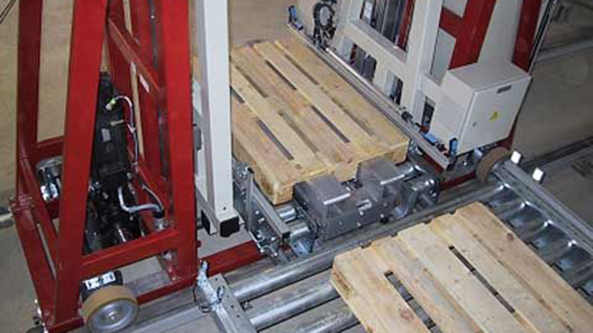 Paletten-Transportwagen in Lagerhalle mit Industrial Wireless Funklösung von DATAEAGLE für zuverlässige Logistik