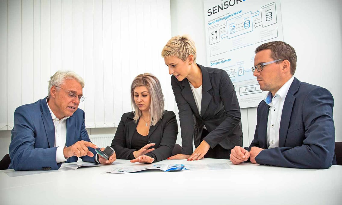 Schildknecht AG team at a table discussion about modern wireless solutions for secure and flexible data communication