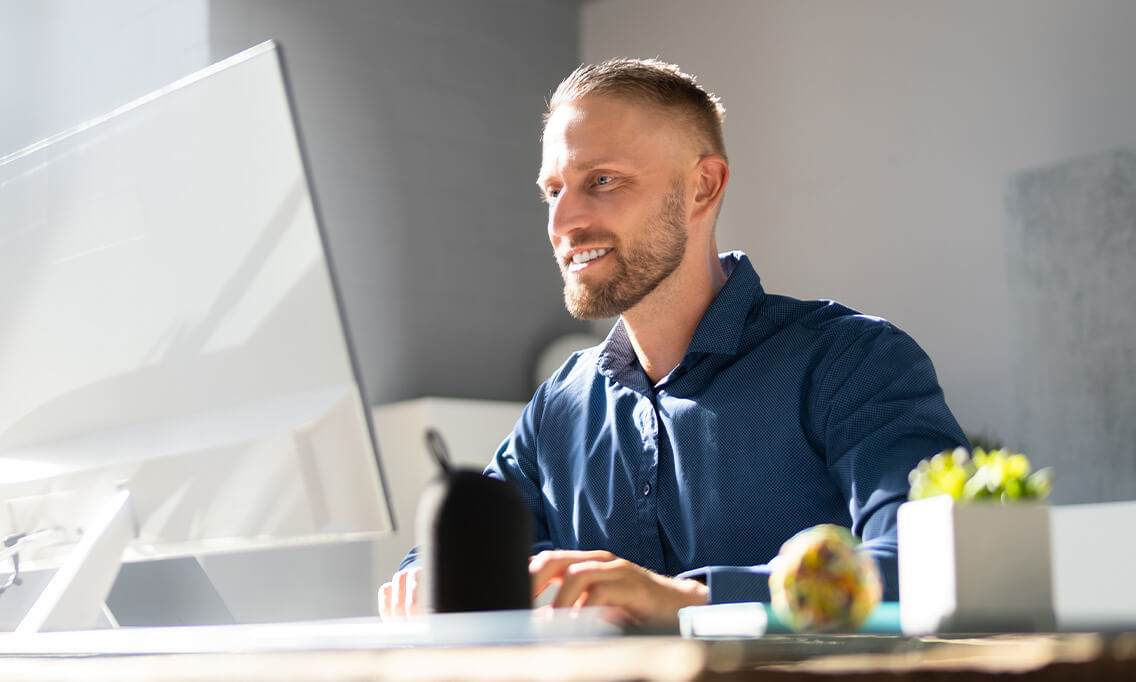 Man in the office at the computer as a symbolic image for live webinars on industrial wireless projects of Schildknecht AG