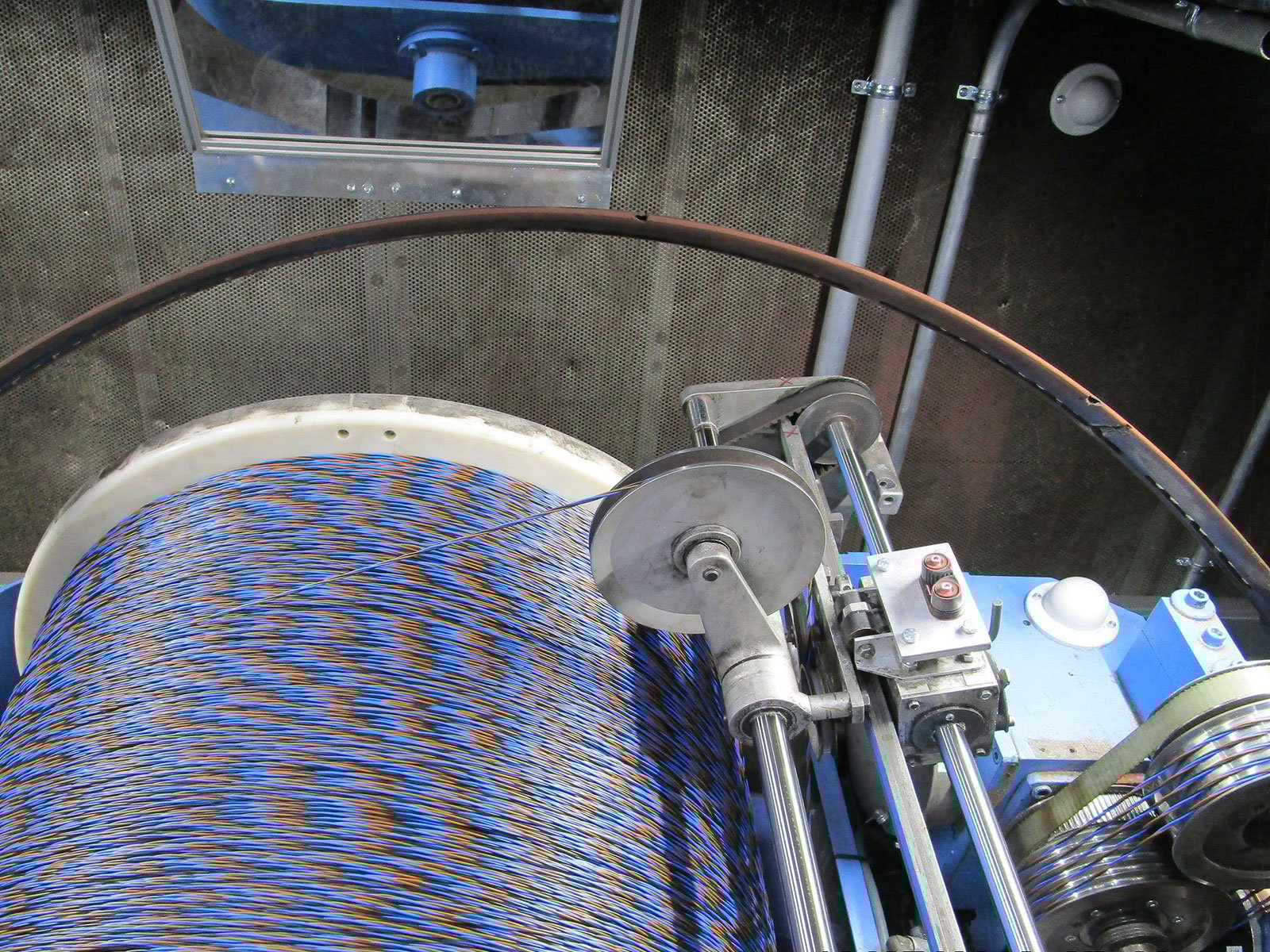 Verseilmaschine mit DATAEAGLE Funktechnik statt Schleifringen.